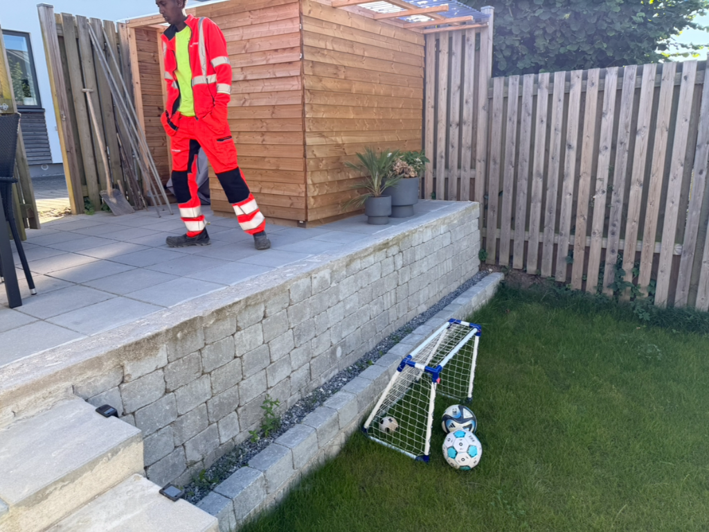 Brolægger arbejder på terrasse og støttemur